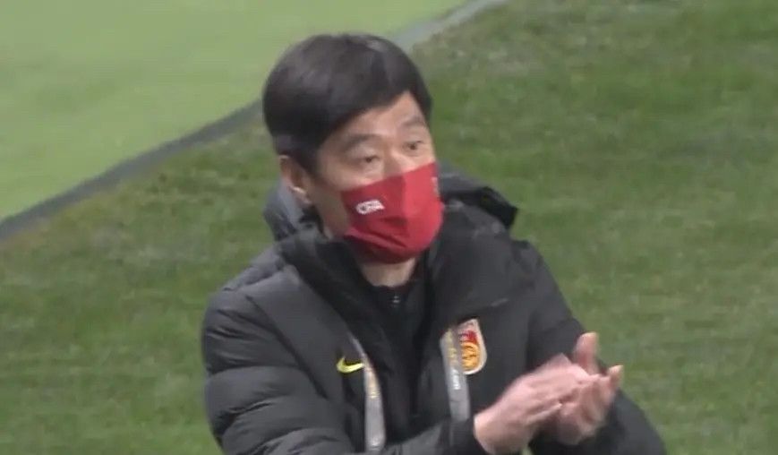 足球报：海港队从11月开始物色新主帅，哈维尔没达到续约的条件据《足球报》报道，上海海港队从11月底开始物色新的主教练，哈维尔没达到和海港队续约的条件。